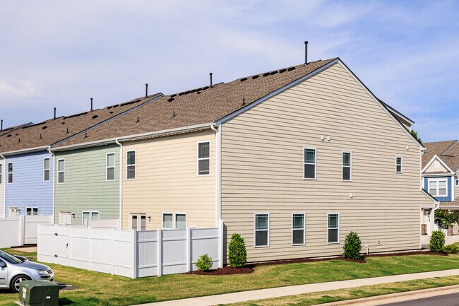 Building Photo - 628 Metro Sta