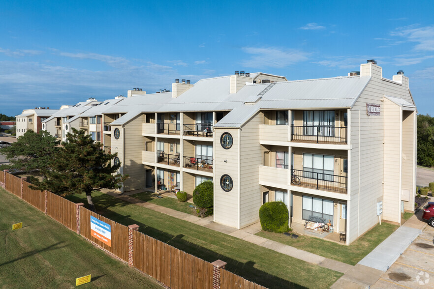 Primary Photo - Eagle Crest Apartments