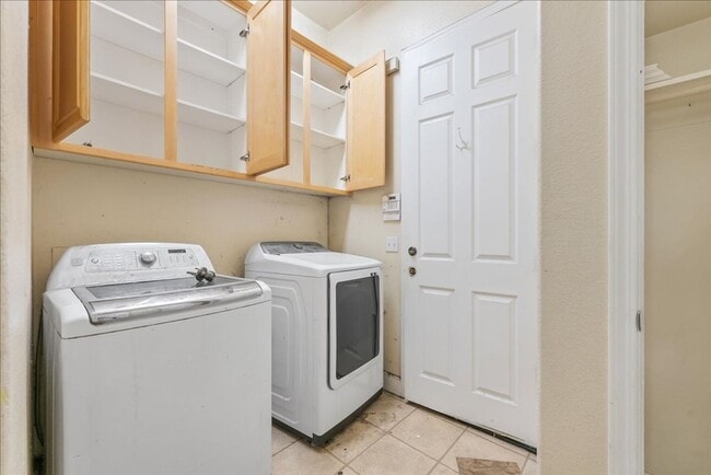 Building Photo - 5733 Spenlow Way