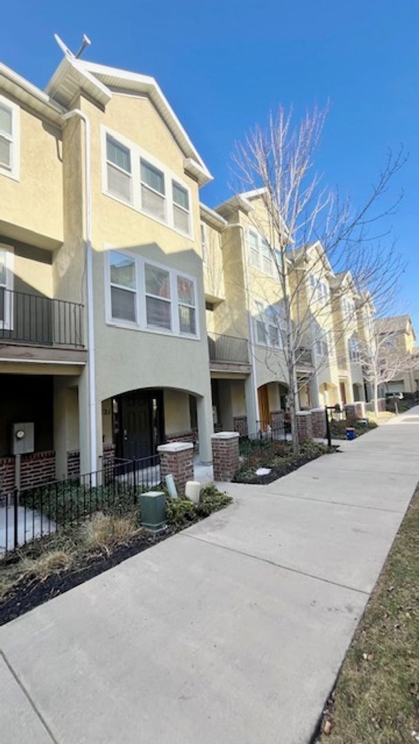 Primary Photo - 2 Bedroom/2.5 Bathroom townhome in South S...