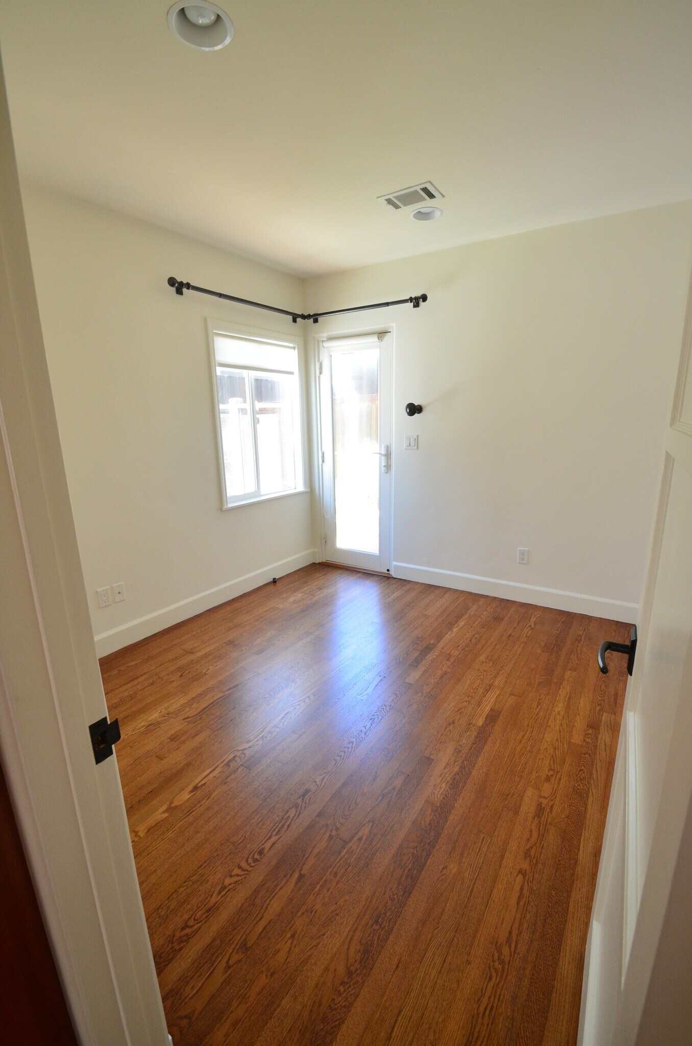 Building Photo - 7033 Draper Ave