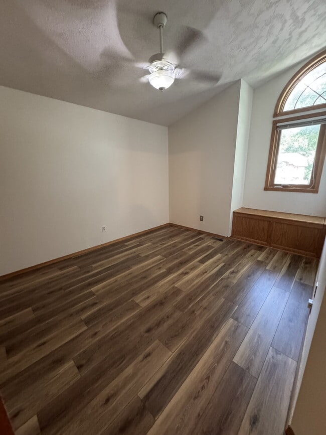 Building Photo - "Spacious 4-Bedroom Sanctuary with 3 Full Baths on Country View Drive, Derby - 3189 Sq Ft of Comf...