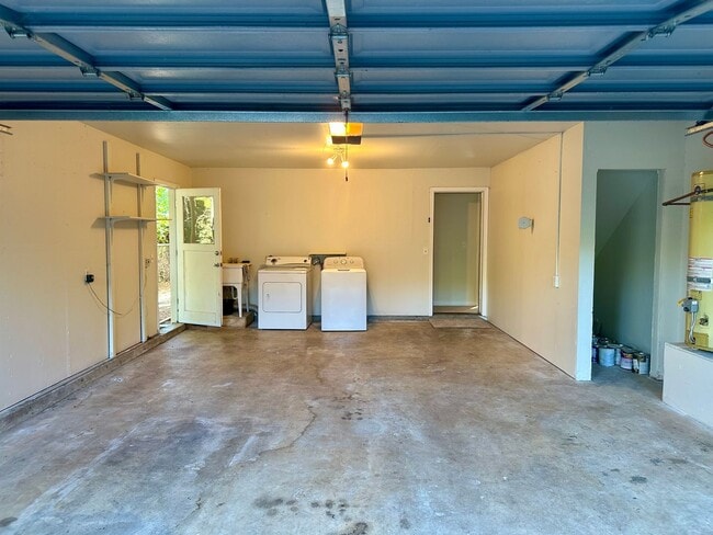 Building Photo - Nice 3 bedroom, 2 bath Home located in his...