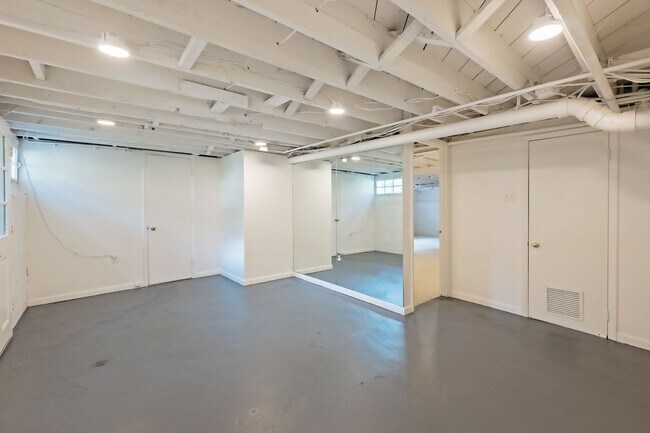 Building Photo - 4BR 3.5 BA Chevy Chase Gem is Move-in Read...