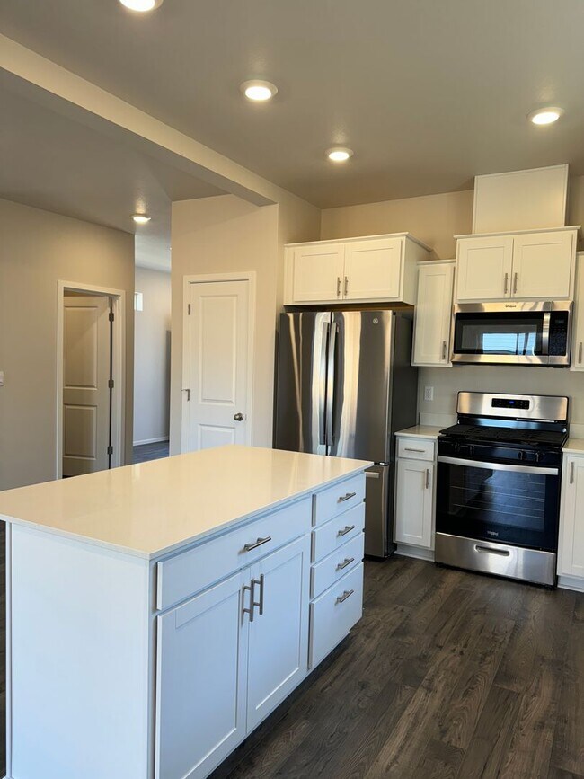 Building Photo - 4 bedroom 2.5 bathroom in Marcola Meadows!