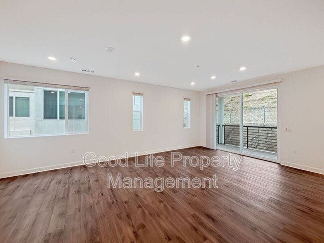 Building Photo - 820 Makani St