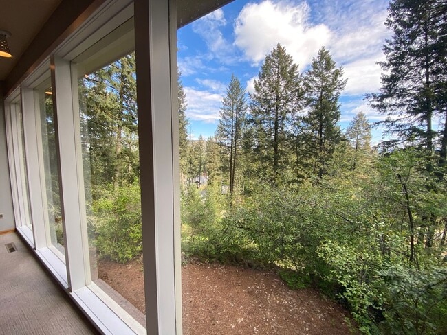 Building Photo - Unique View Property 3 bed, 3 bath located...