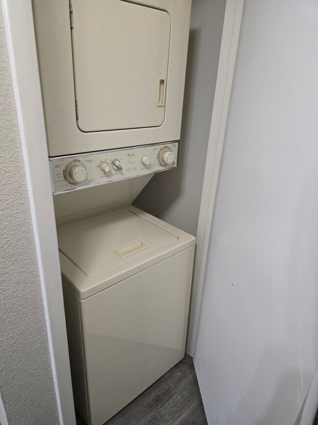 Building Photo - ***GREAT 1 BEDROOM/ 1 BATH CONDO ON SECOND...