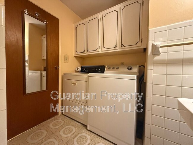 Building Photo - 5008 Valley Ln