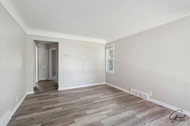 Building Photo - $1250 3 bedroom bungalow
