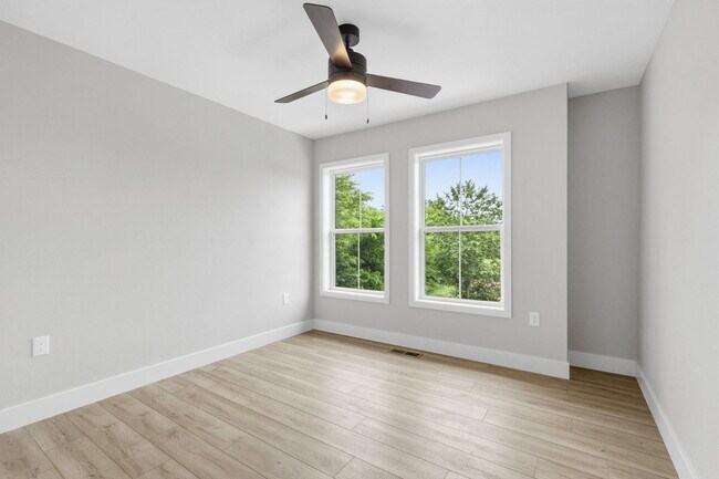 Building Photo - 2175 W Parkview Ave