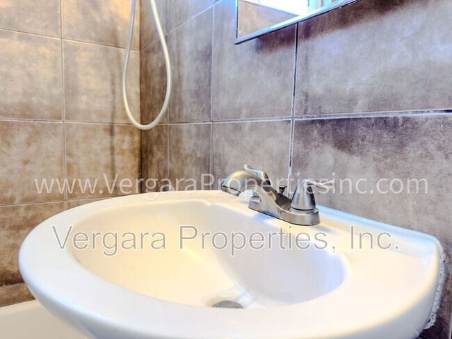 Building Photo - 1083 E 7th St