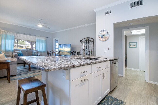 Building Photo - Fully Furnished - 2 bed 2 Bath villa - South Sarasota