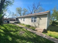 Building Photo - $1,050 3 bedroom / 2 bathroom - Single Family Home