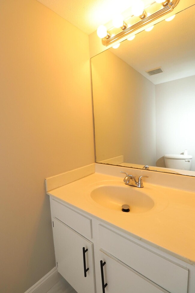 Building Photo - 215 Elkchester Cir
