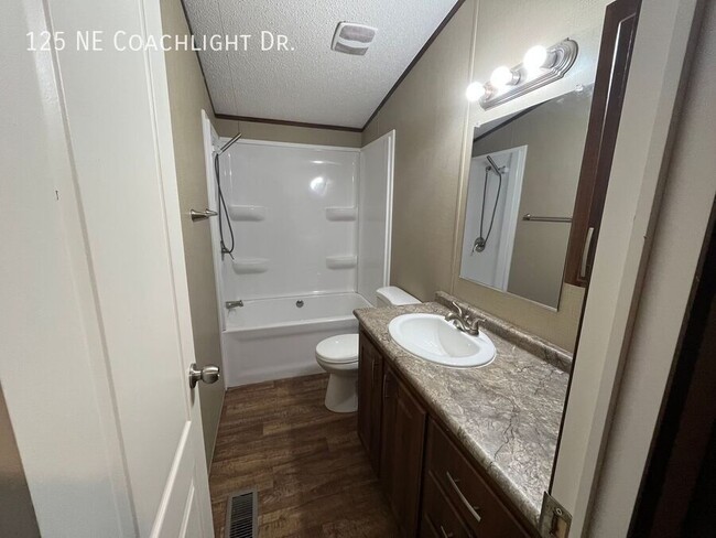 Building Photo - 125 Coachlight Dr