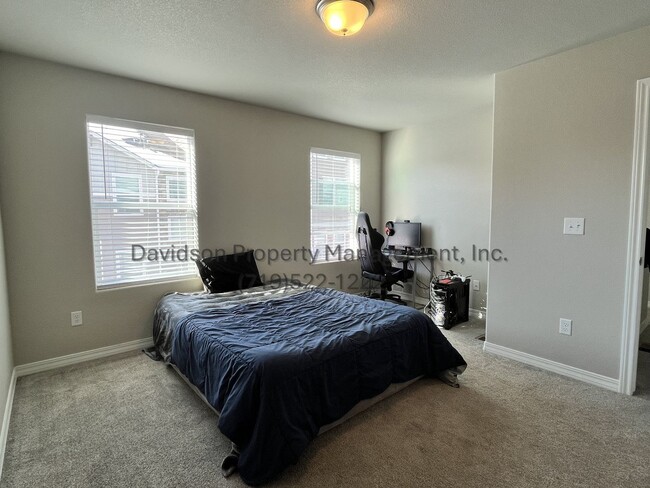 Building Photo - Stunning Townhouse Located in Northeast Co...