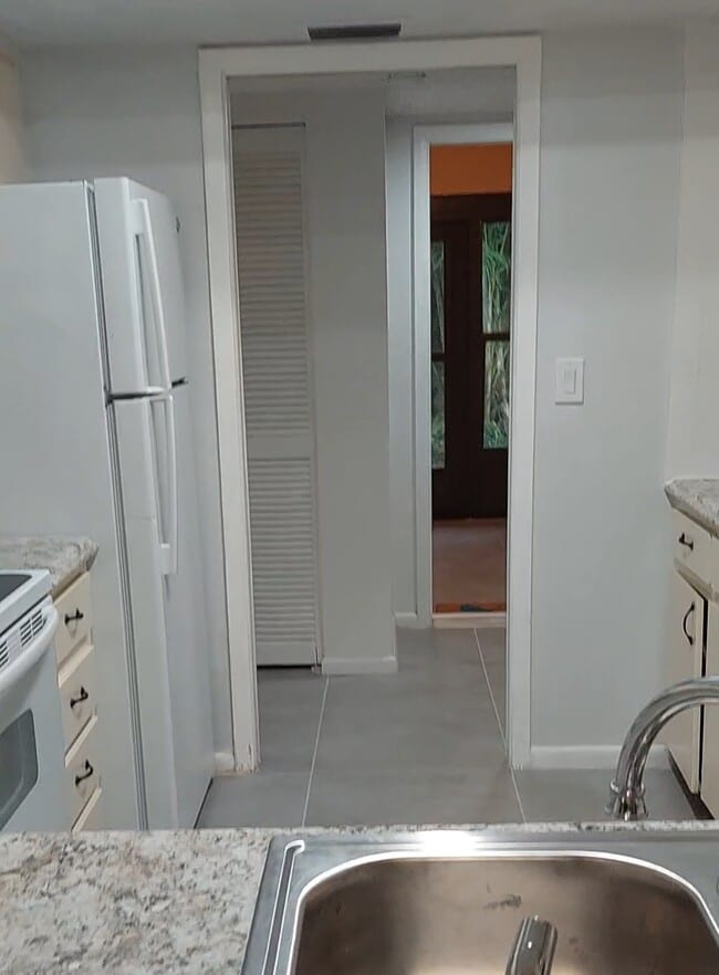 Building Photo - 3648 Boca Ciega Dr