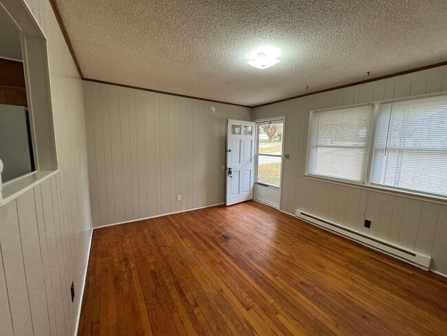 Building Photo - Available to Show