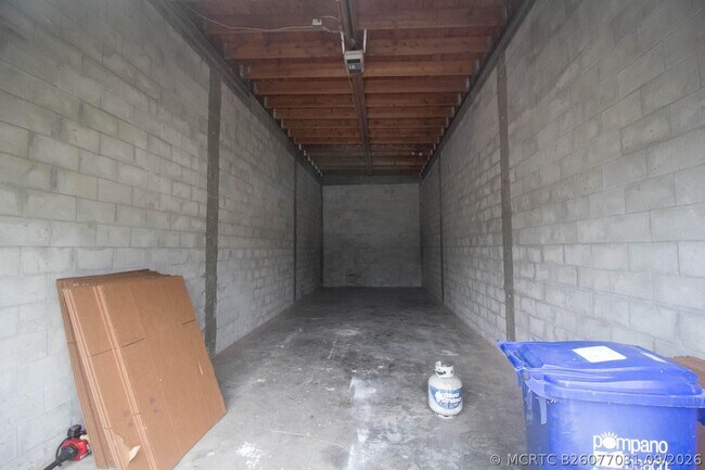 Building Photo - 1650 NE 44th St