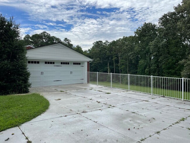 Building Photo - Beautiful 2 Bed, 1 Bath Brick Home in coun...
