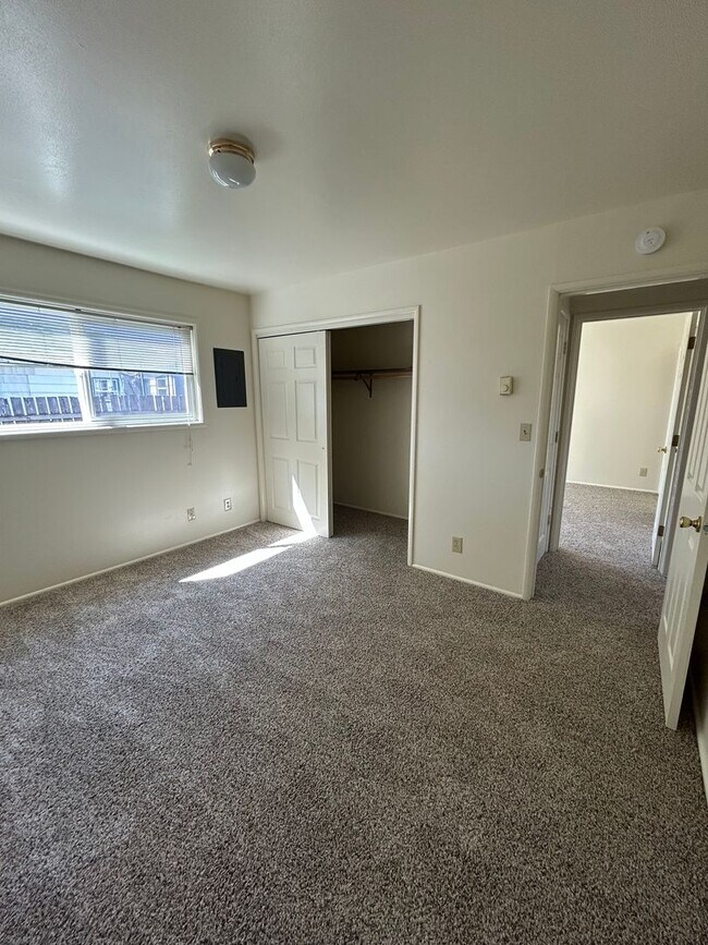 Building Photo - (964) 2 Bedroom / 1 Bathroom