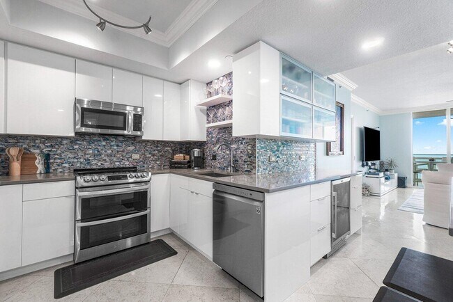 Building Photo - 2650 Lake Shore Dr