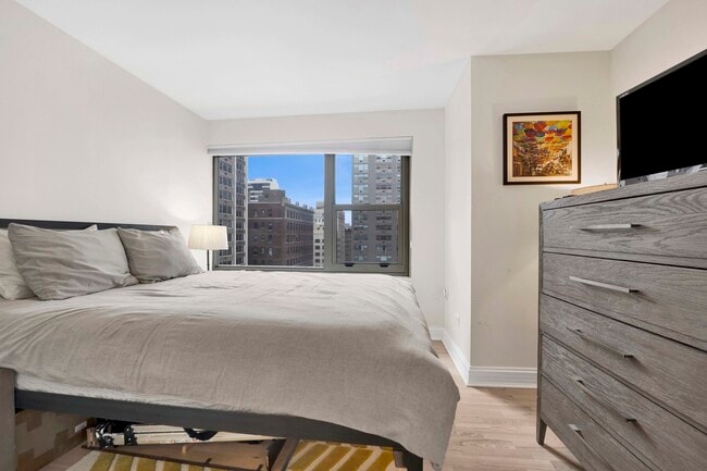 Building Photo - 247 E Chestnut St