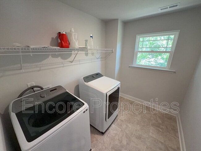 Building Photo - 38 Knotty Pine Dr
