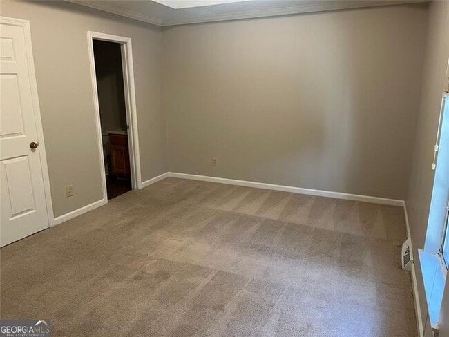 Building Photo - 326 Leafmore Rd SW