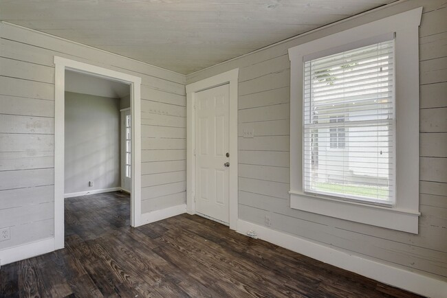 Building Photo - 6bed/3bath House in West Campus