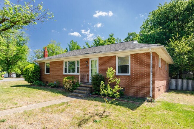 Building Photo - Beautiful 2 Bedroom Corner Lot Property Near Forest Hill Ave ***Available May 2026***