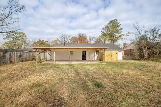 Building Photo - AVAILABLE JUNE 1st- 3 BEDROOM 2 BATHS
