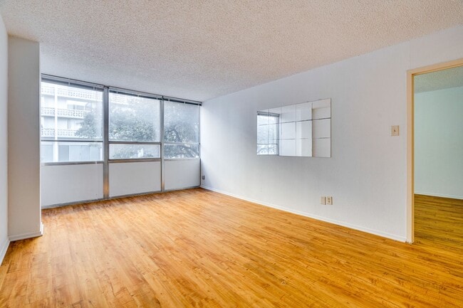 Building Photo - DOWNTOWN MID RISE - 1BD/1BA -  ALL BILLS PAID - GATED - RESERVED PARKING - $1395