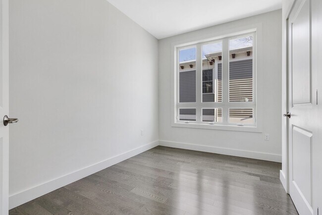 Building Photo - 8 Harris St