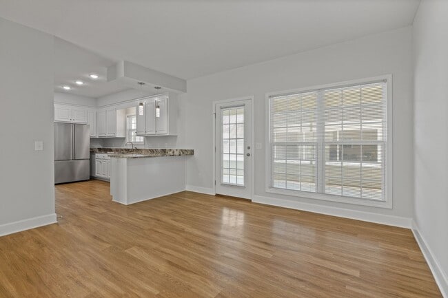 Building Photo - Stunning Newer Townhouse