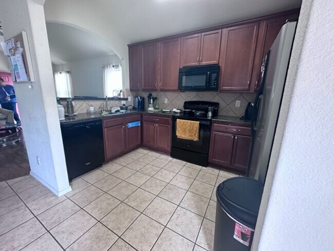 Building Photo - Beautiful & Well-Maintained 3 Bedroom, 2 B...