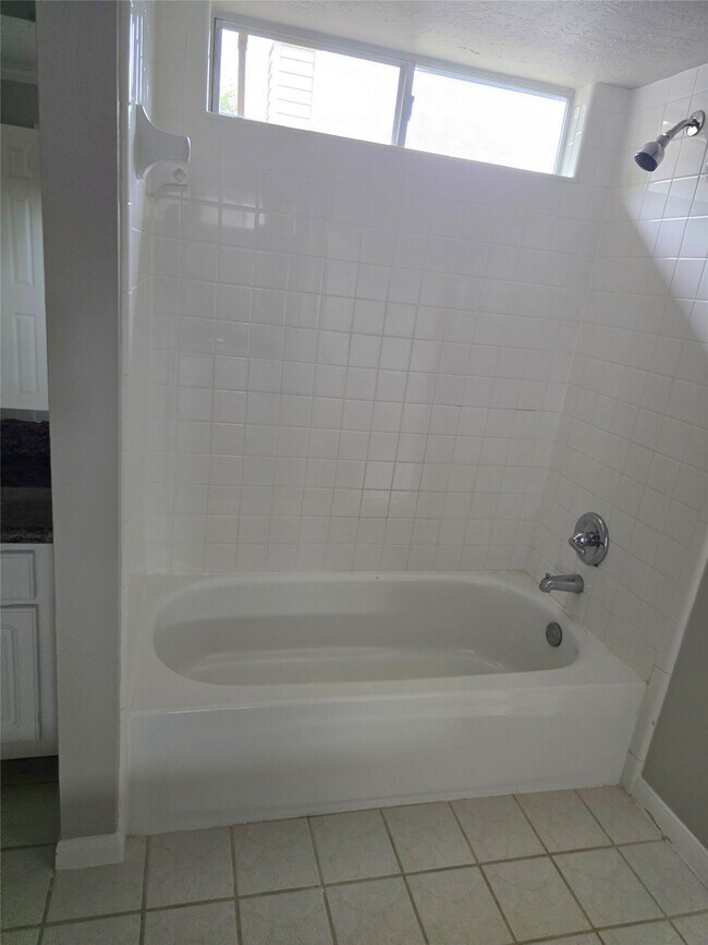 Building Photo - 12018 McKinney Falls Ln