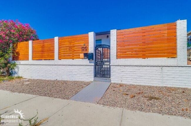 Building Photo - Modern 2Bdm 1Ba Apartment in the Azalea Pa...
