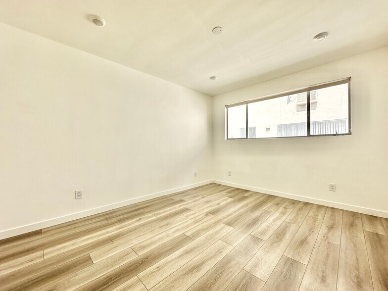 Building Photo - 318 S Mariposa Ave