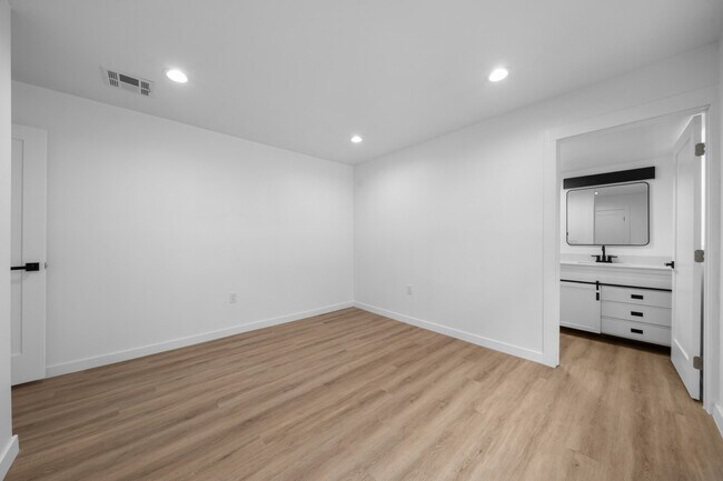 Building Photo - 1537 N Kingsley Dr