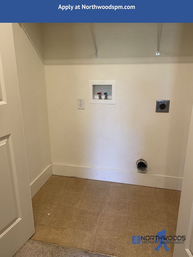 Building Photo - Beautiful 2 Bedroom 2.5 Bath Townhouse in ...