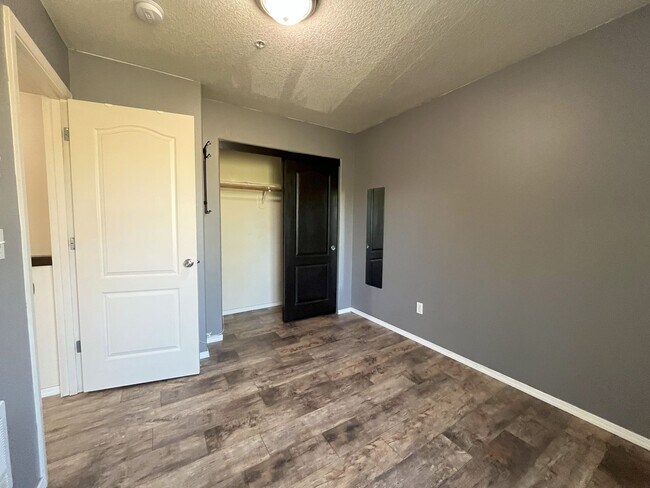 Building Photo - Bright 2-Bedroom Condo with Laminate Floor...