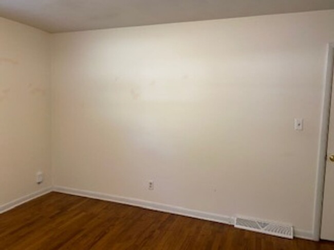 Building Photo - 3 Bed, 1 1/2 Bath, 1 Car Garage, Fenced Yard!