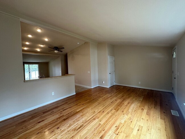 Building Photo - 3 Bedroom / 2 Bathroom Home in The Gated T...