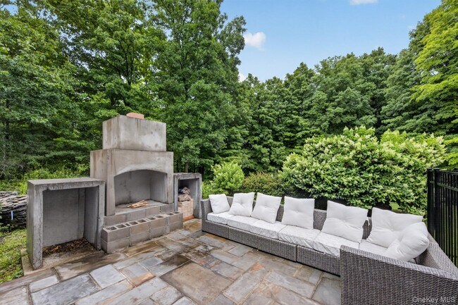 Building Photo - 11 Sky View Ct