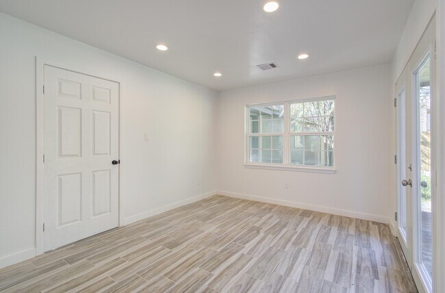 Building Photo - 591 River Plantation Dr