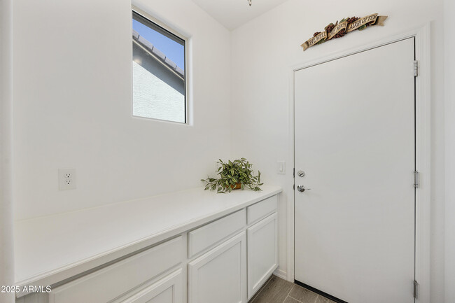 Building Photo - 5854 S Del Rancho