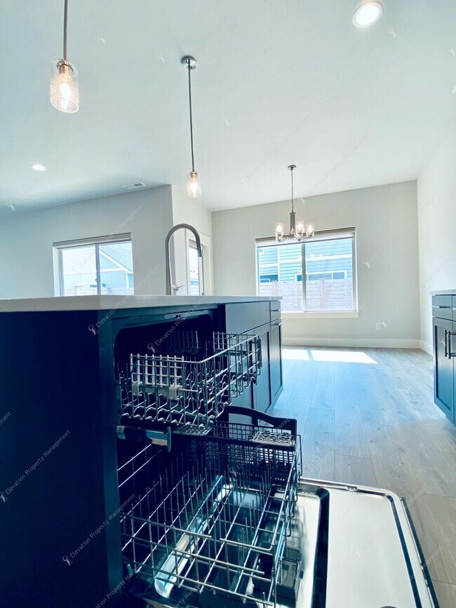 Building Photo - 3BR SE Bend home in great neighborhood wit...