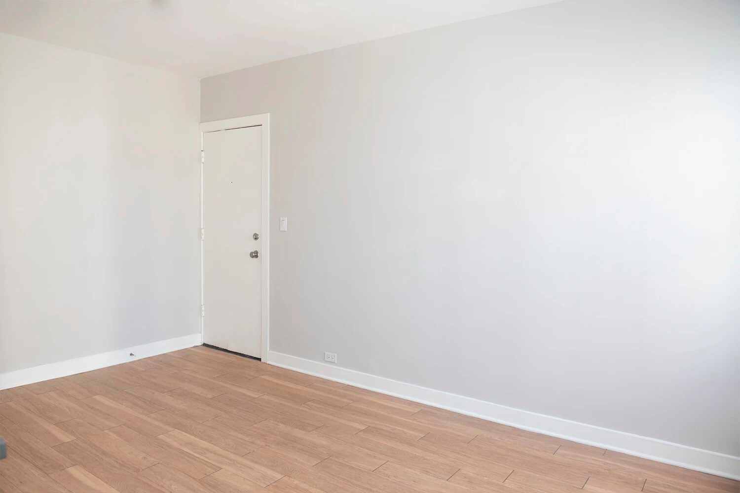Building Photo - 517 W Belmont Ave